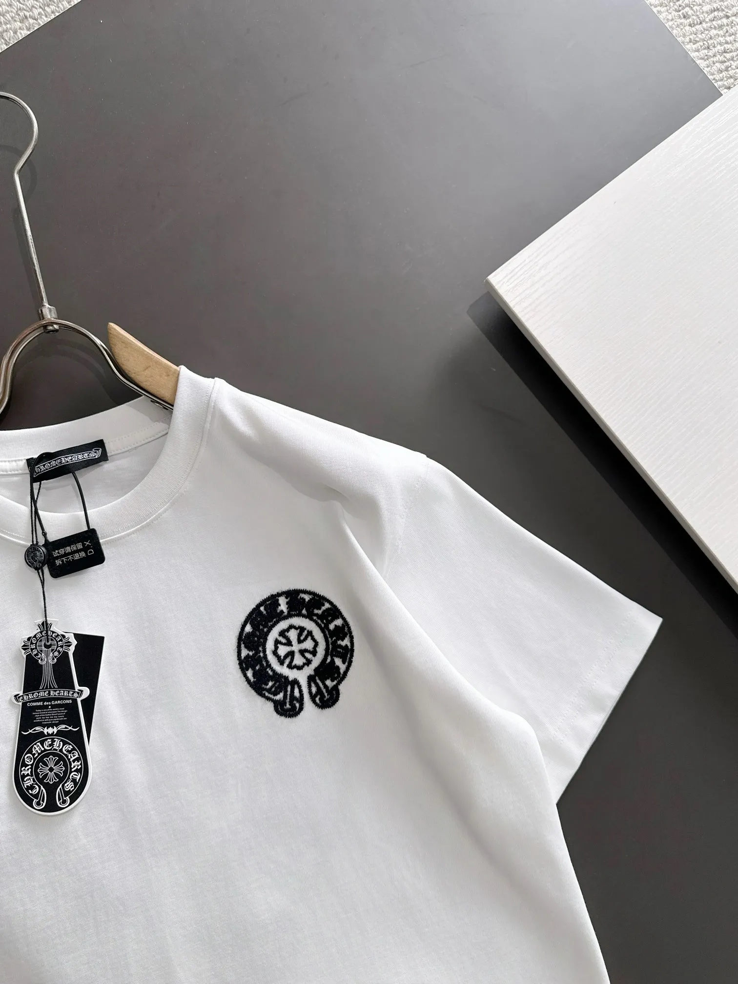 P220 Chrome Hearts* (exclusive quality in the market) hot style 2꯭0꯭2꯭6 new spring and autumn short sleeves ❤ Original ⌚️ high version Chrome Hearts The fabric is made of 380g high-density pure cotton custom fabric. It does not deform or shrink. The three-dimensional drape is amazing. Process introduction: Use wool embroidery technology on the front and back. Color: White SIZE: S-XXL